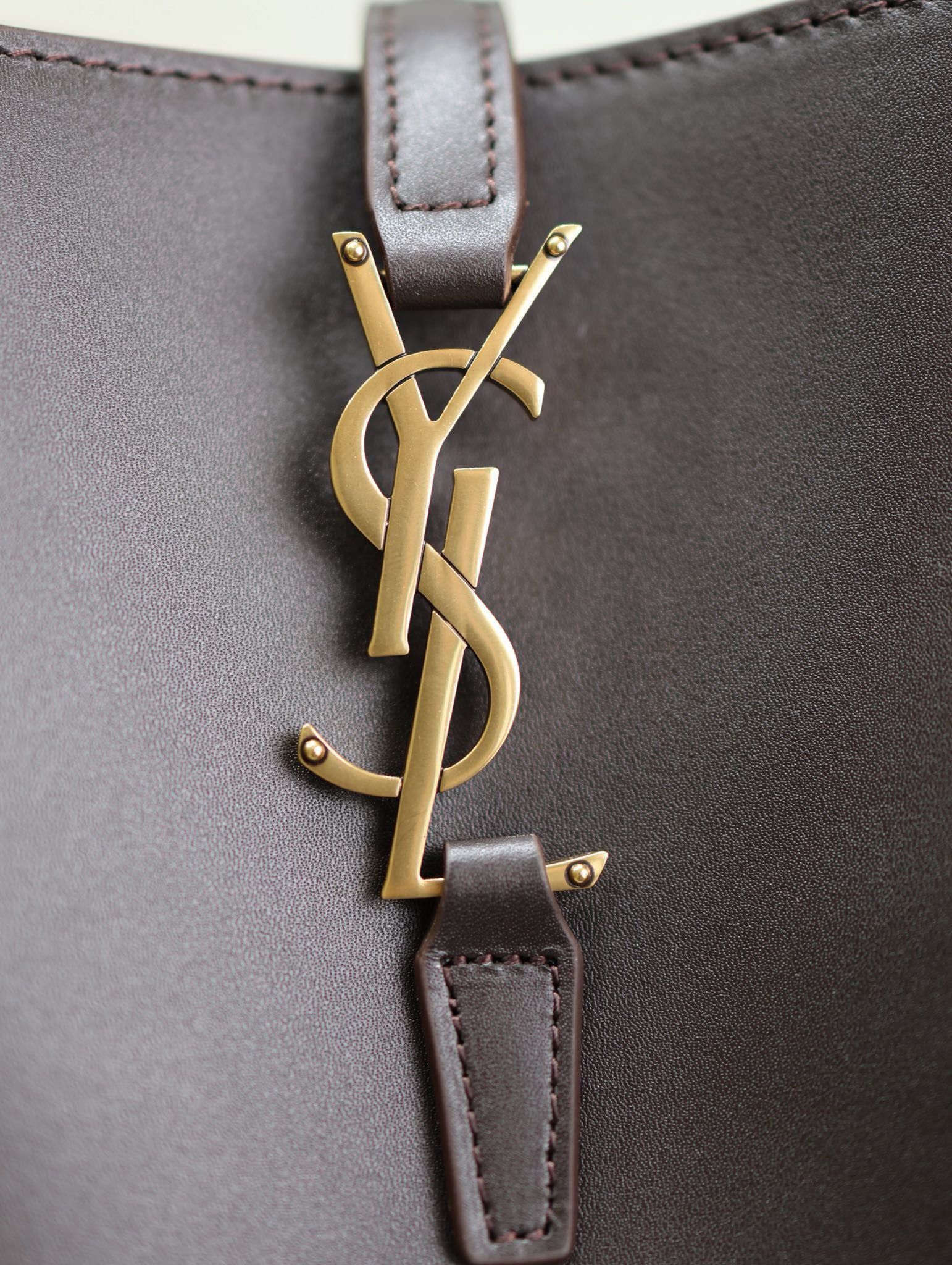 Y*L le 37 in shiny leather 26x20x12cm