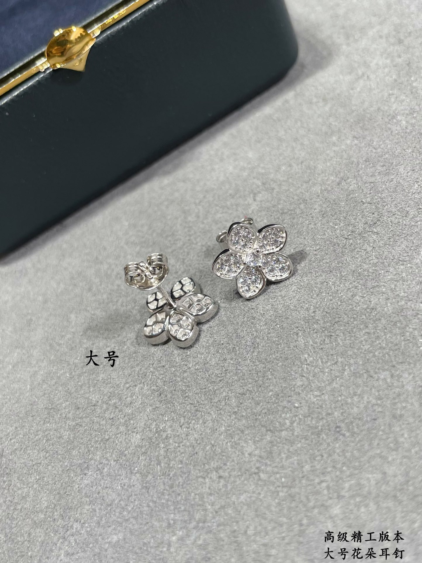 Graff Large flowers Earrings