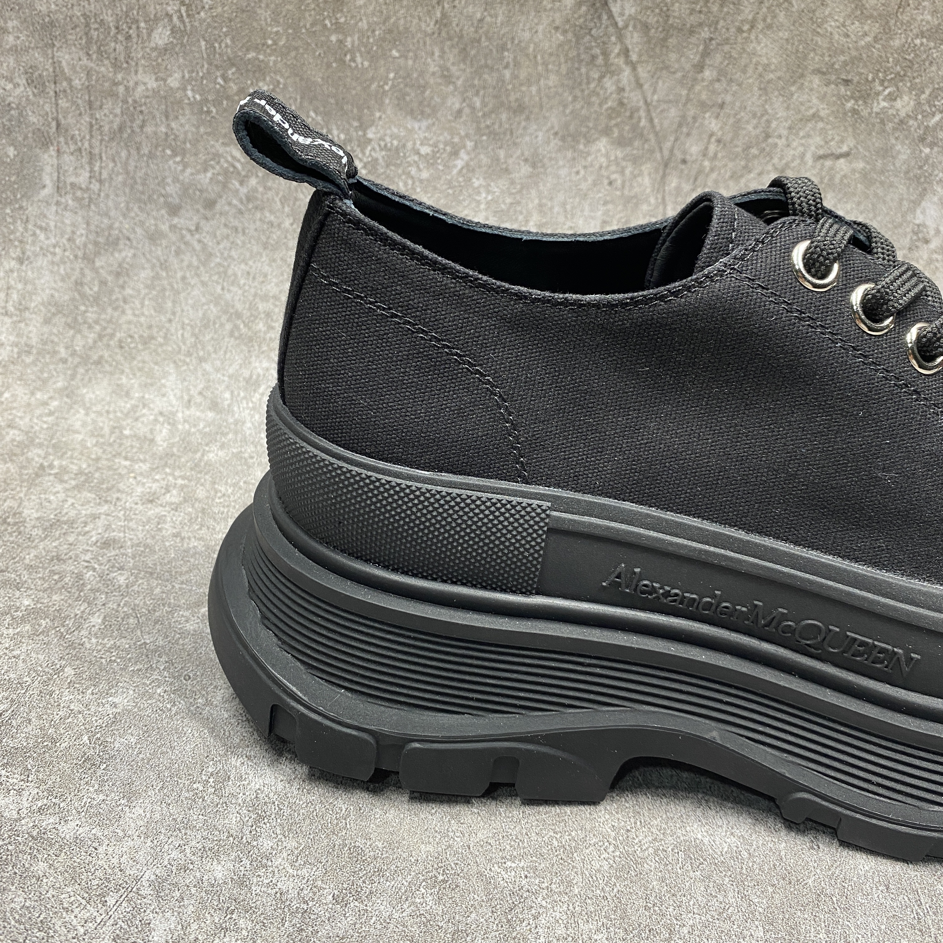 ale*d*r M*Q*en tread slick low lace up black