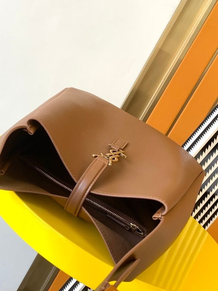 y*l le 5 À 7 S*pple small in grained leather 23 x 22 x 8.5 cm