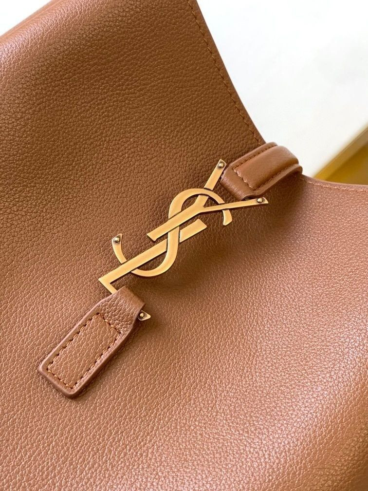 y*l le 5 À 7 S*pple small in grained leather 23 x 22 x 8.5 cm