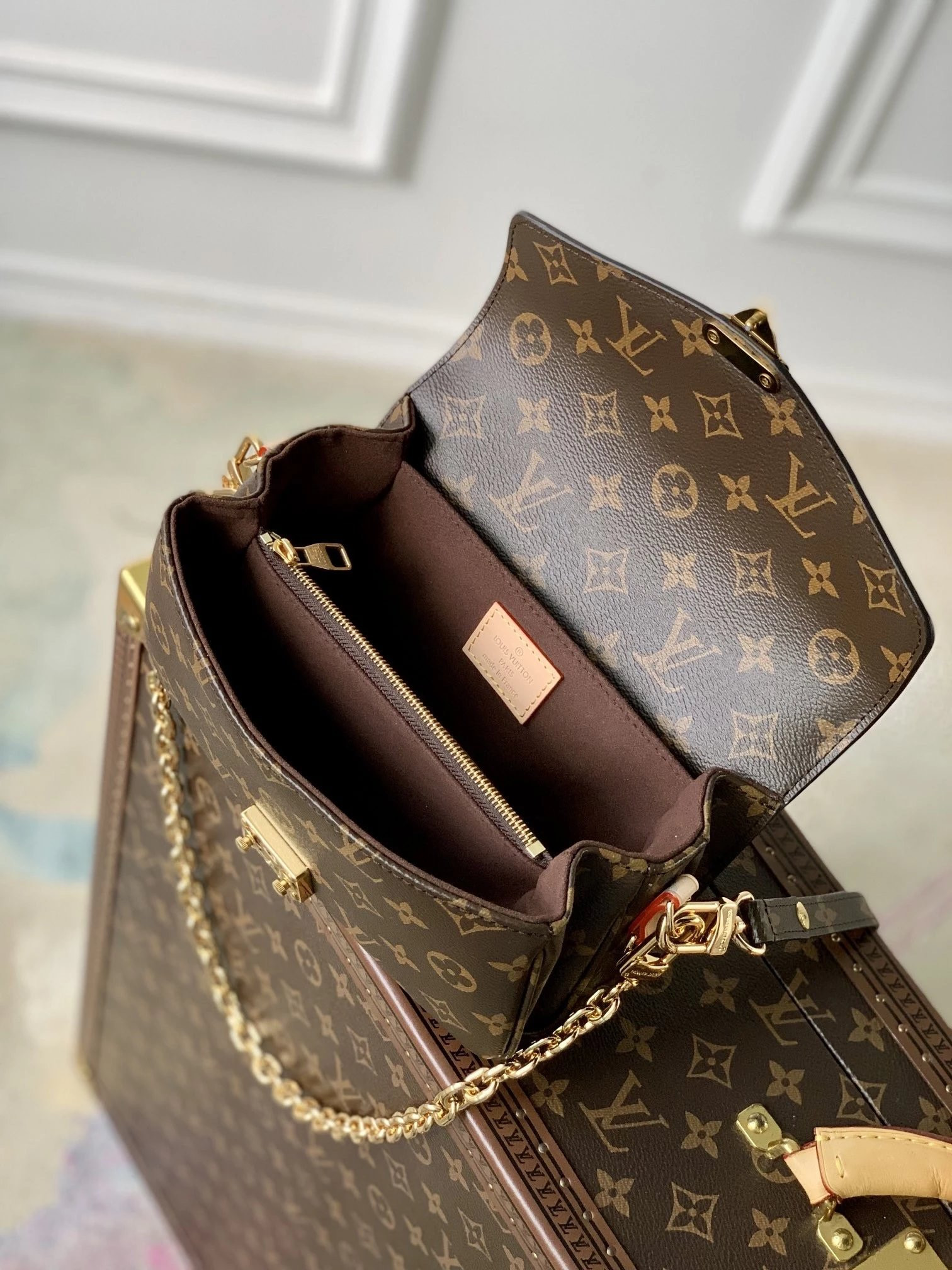 LV POCHETTE METIS EAST WEST M46279
