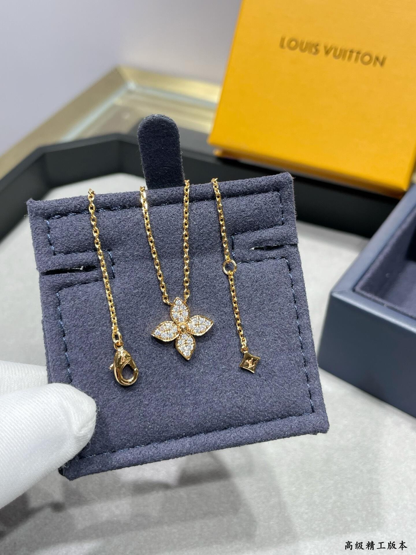 lv single flower full Di*m*nd necklace
