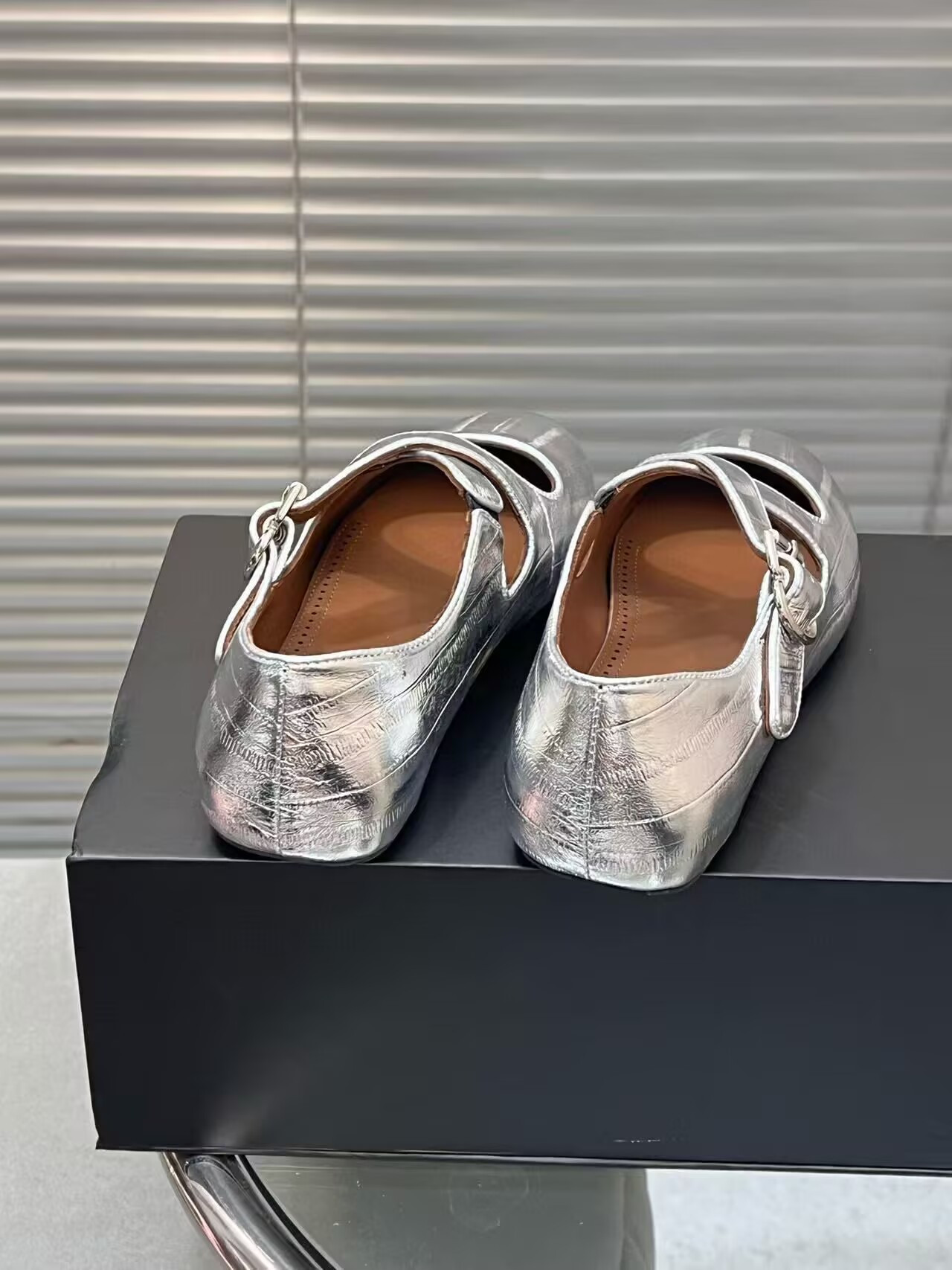 UA ALAÏA CRISS CROSS BALLET FLATS