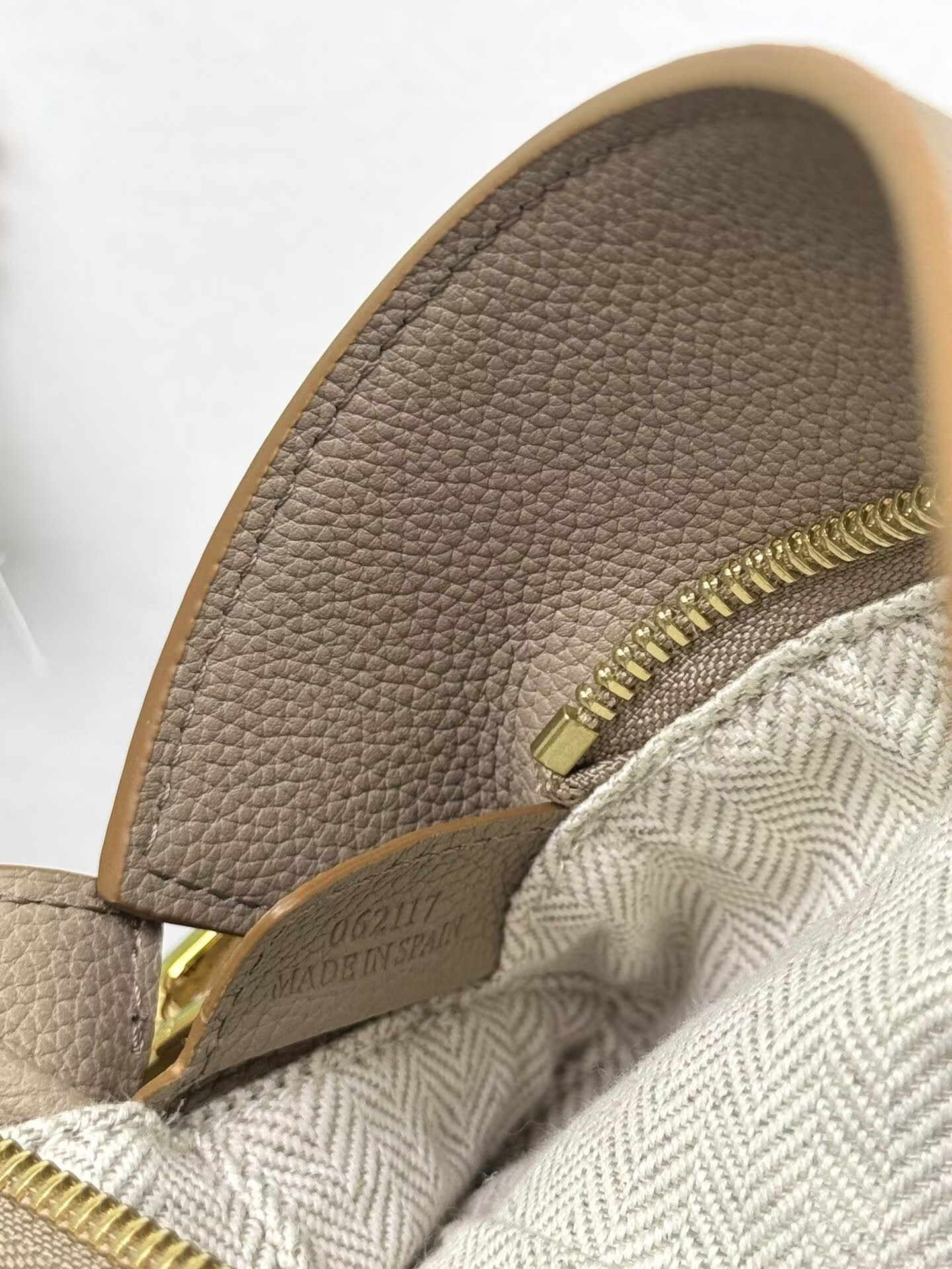 L0ew* small puzzle bag in classic calfskin 24x10.5x16.5cm