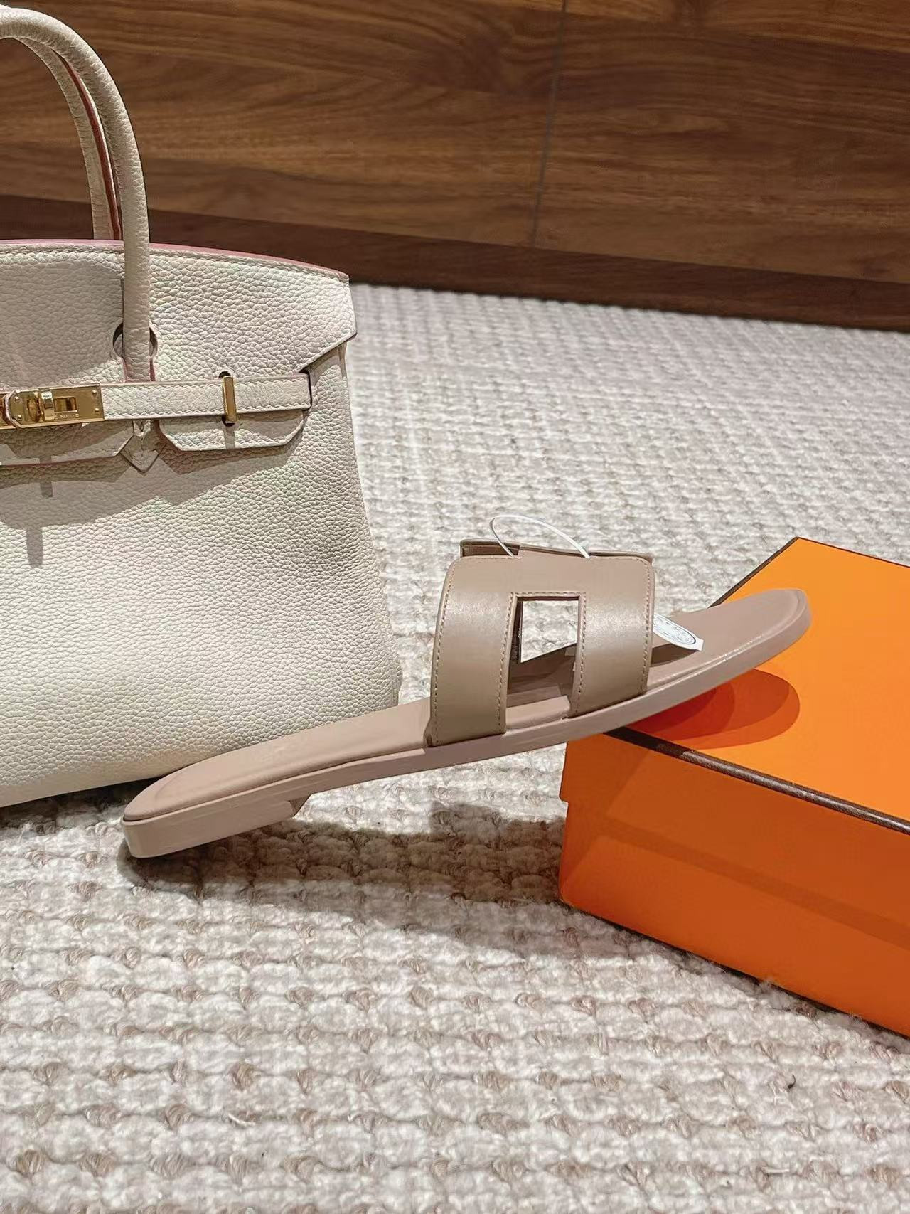 UA Hermès Oran sandal