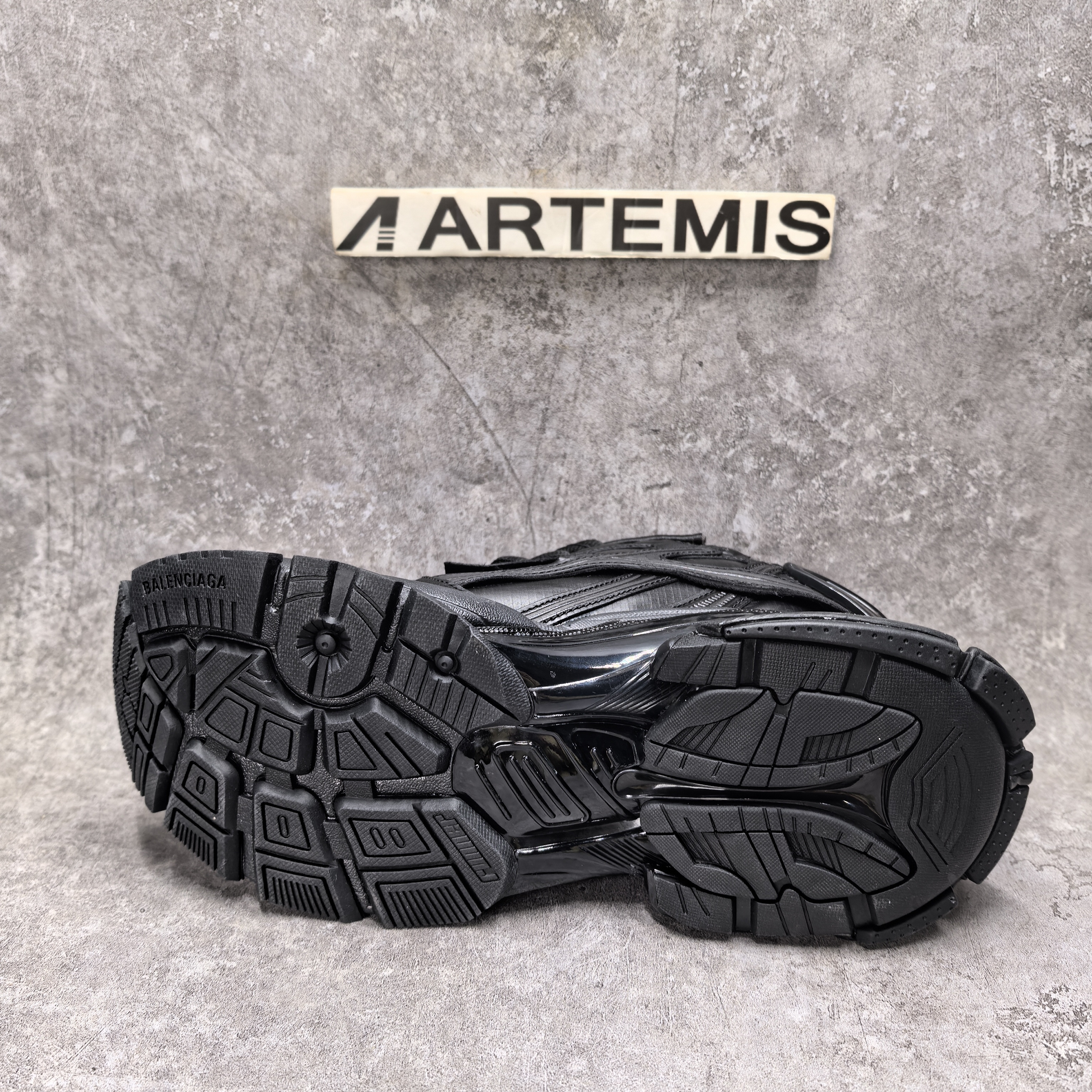 ua Ba*len*cia*ga runner sneaker