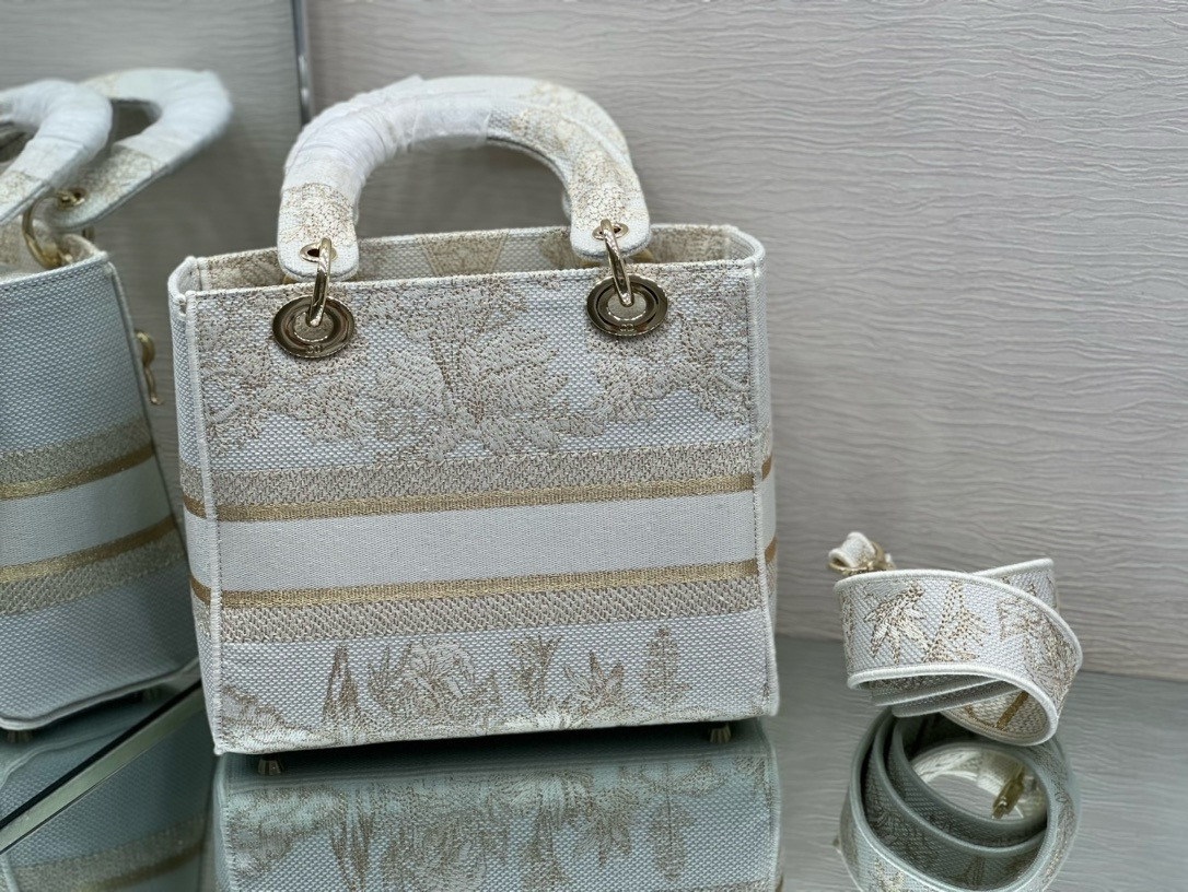 medium D*or lady d-lite bag 24 x 20 x 11 cm