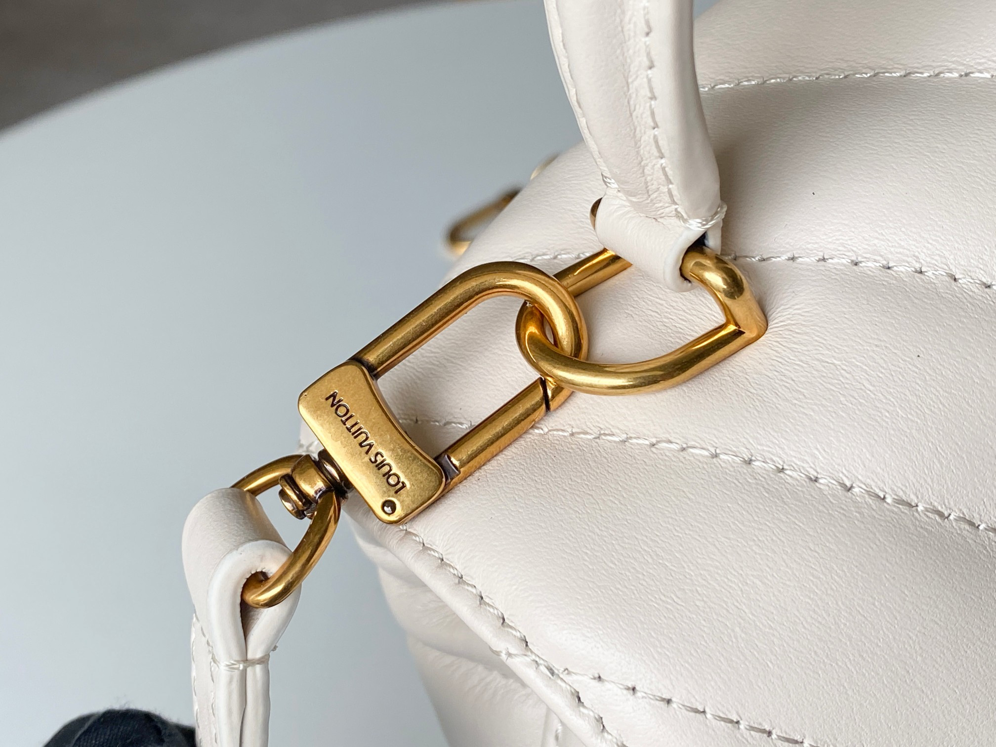 LV Hold Me M21797 23x15x10cm