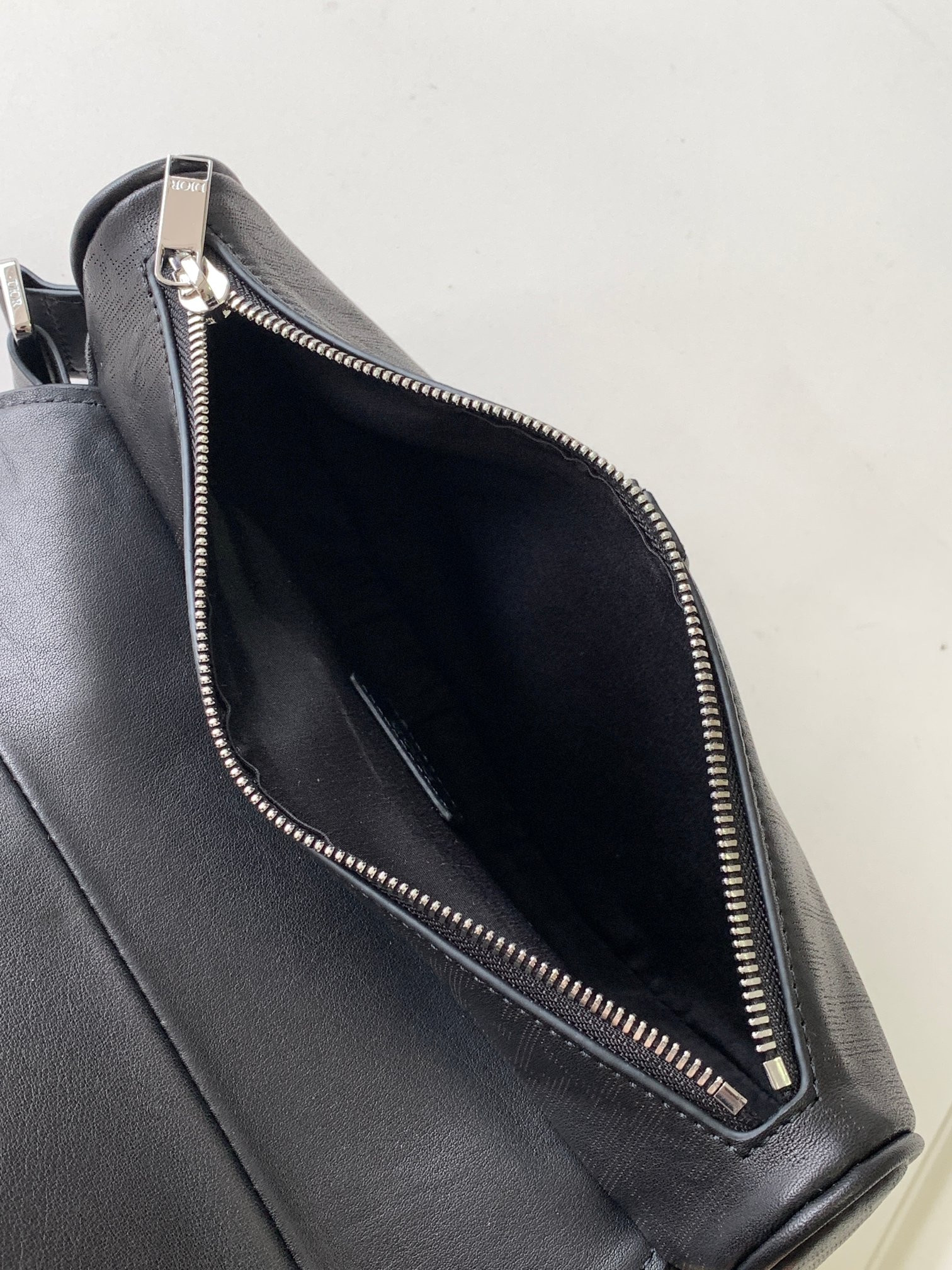 ch**an D*or D*or homme bags leather black 26 x 19 x 4.5 cm