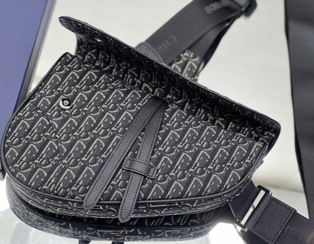 ch**an D*or saddle crossbody bag oblique canvas 26 x 19 x 4.5 cm