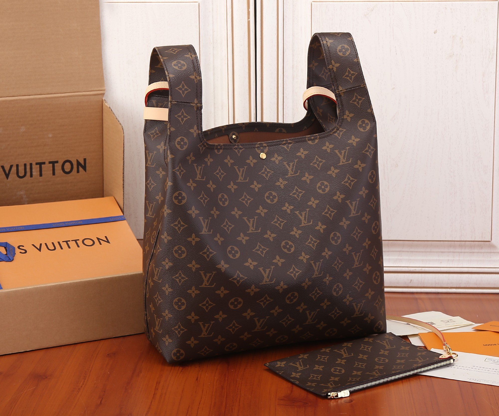 LV Atlantis GM M46817 13.4 x 13.4 x 5.3 inches