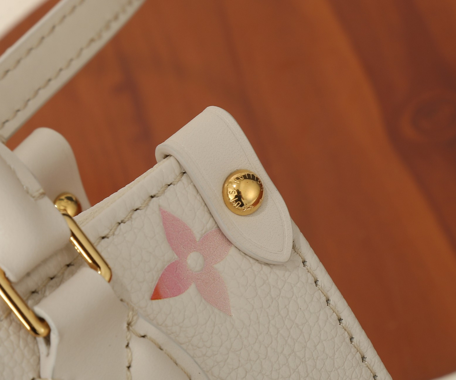 LV OnTheGo BB M47115  7.1 x 5.9 x 3.3 in