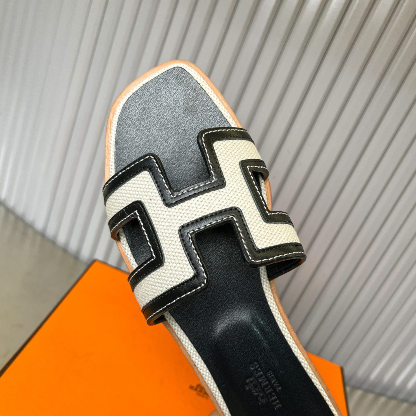 UA Hermès Oran sandal