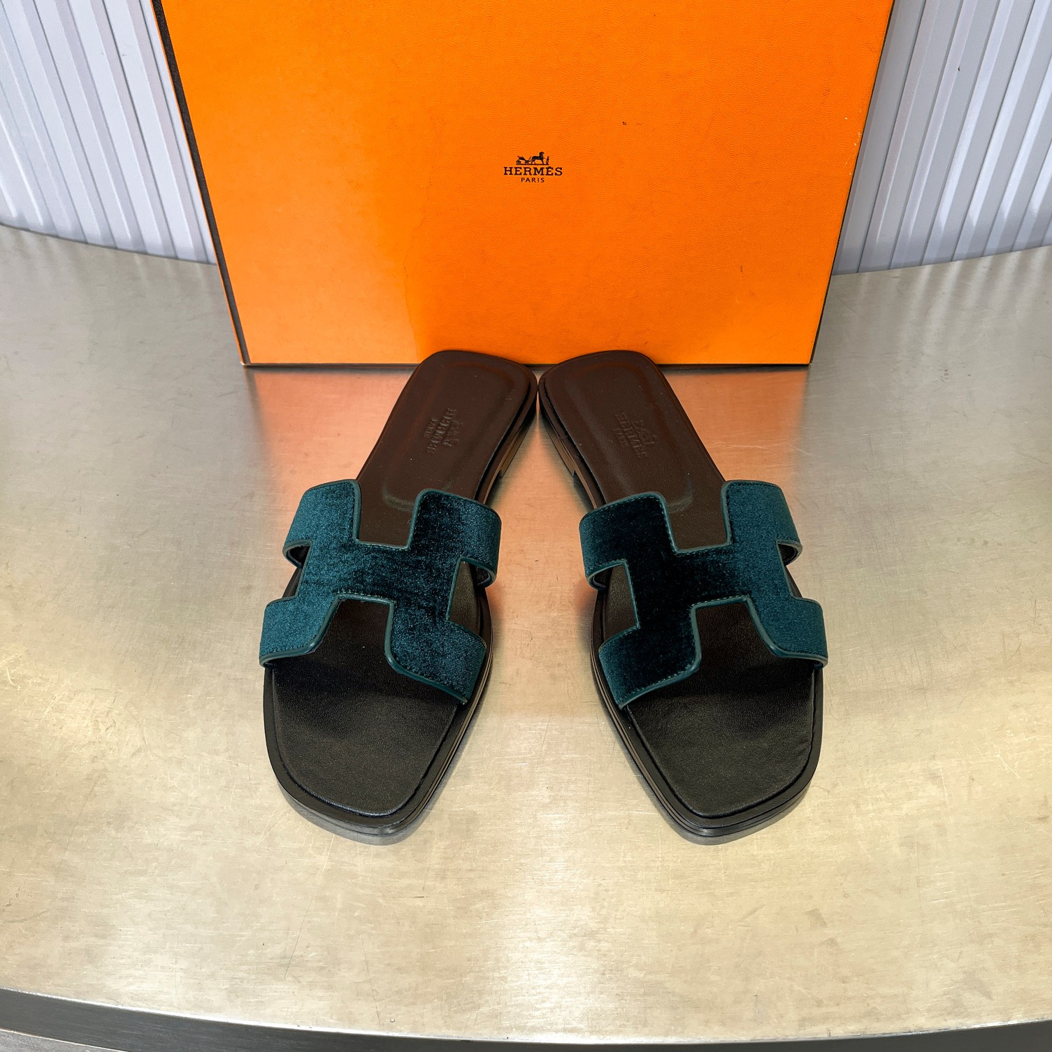 UA Hermès Oran sandal