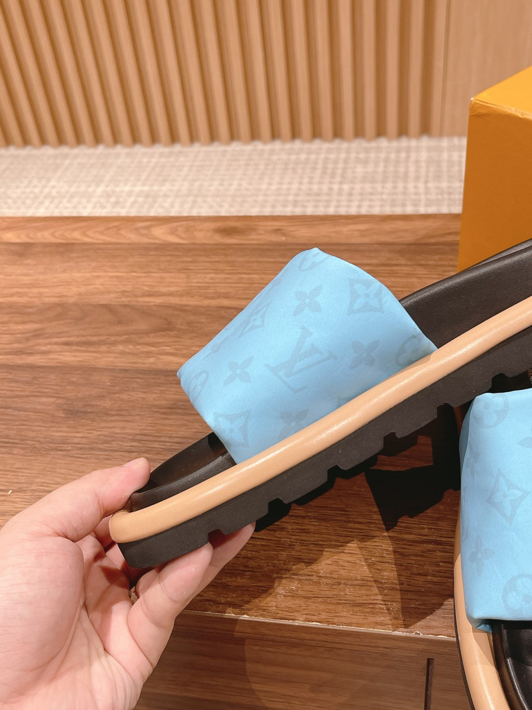 UA LV Pool Pillow Flat Comfort Mule