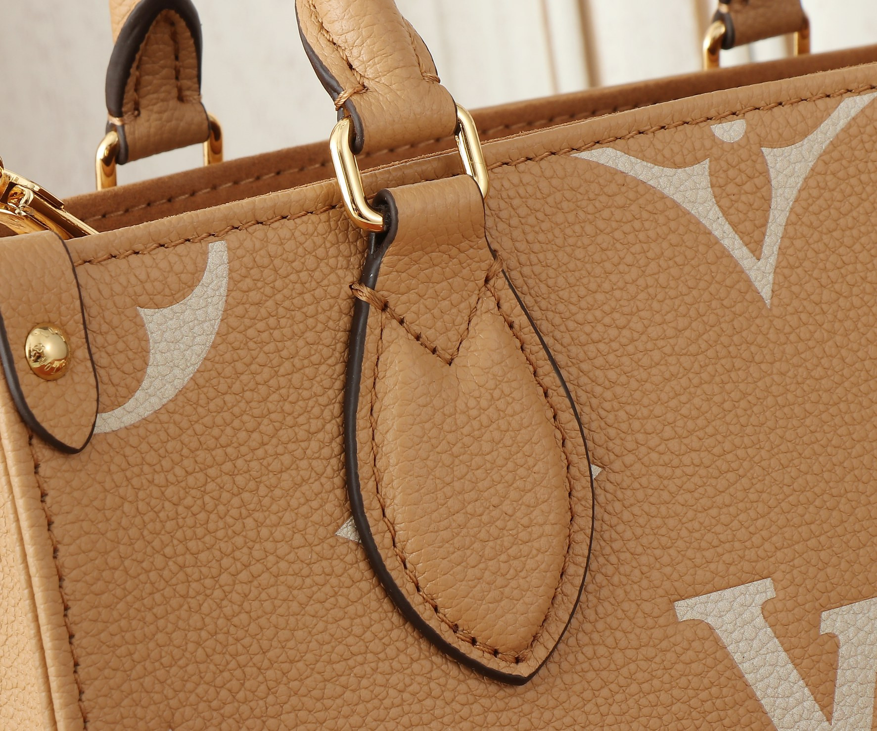 LV OnTheGo PM M12513 24.9 x 19.1 x 11.4 cm