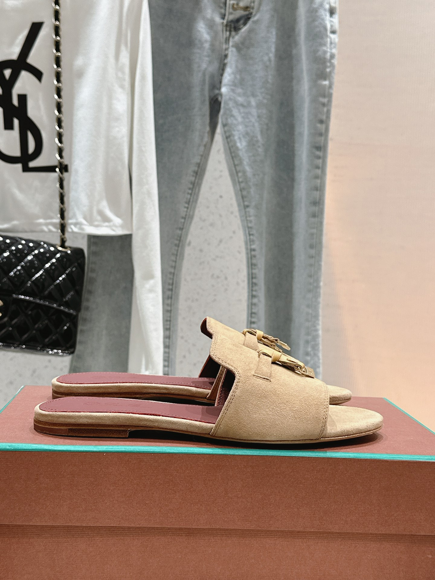 ua L**o p*ana summer charms sandal