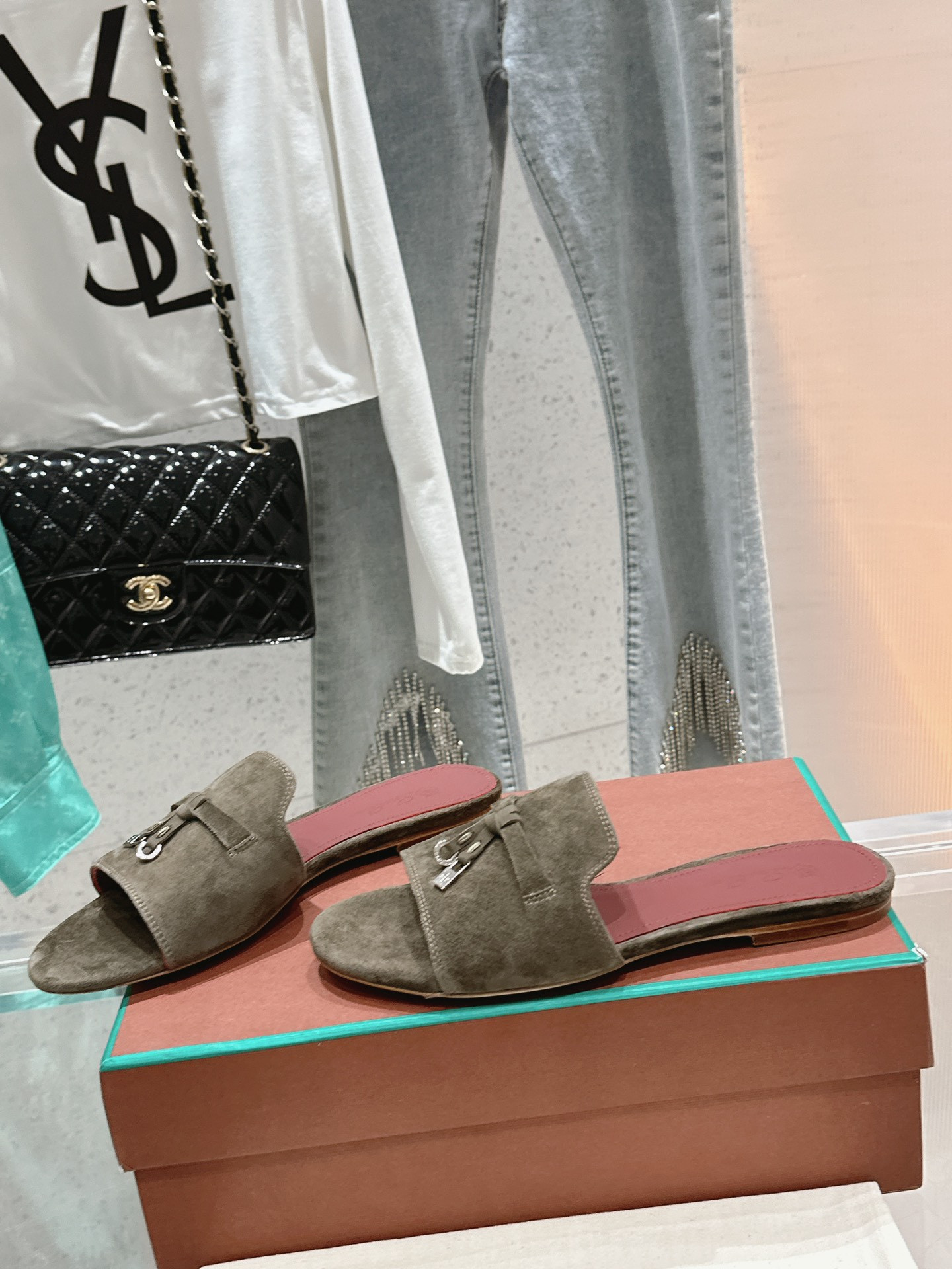 ua L**o p*ana summer charms sandal