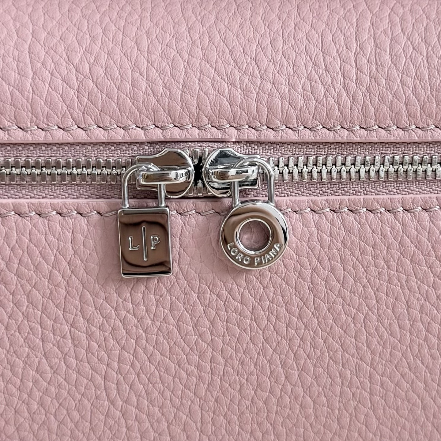 L**o p*ana extra pocket l19 grained calfskin 11 x 19 x 6.5 cm