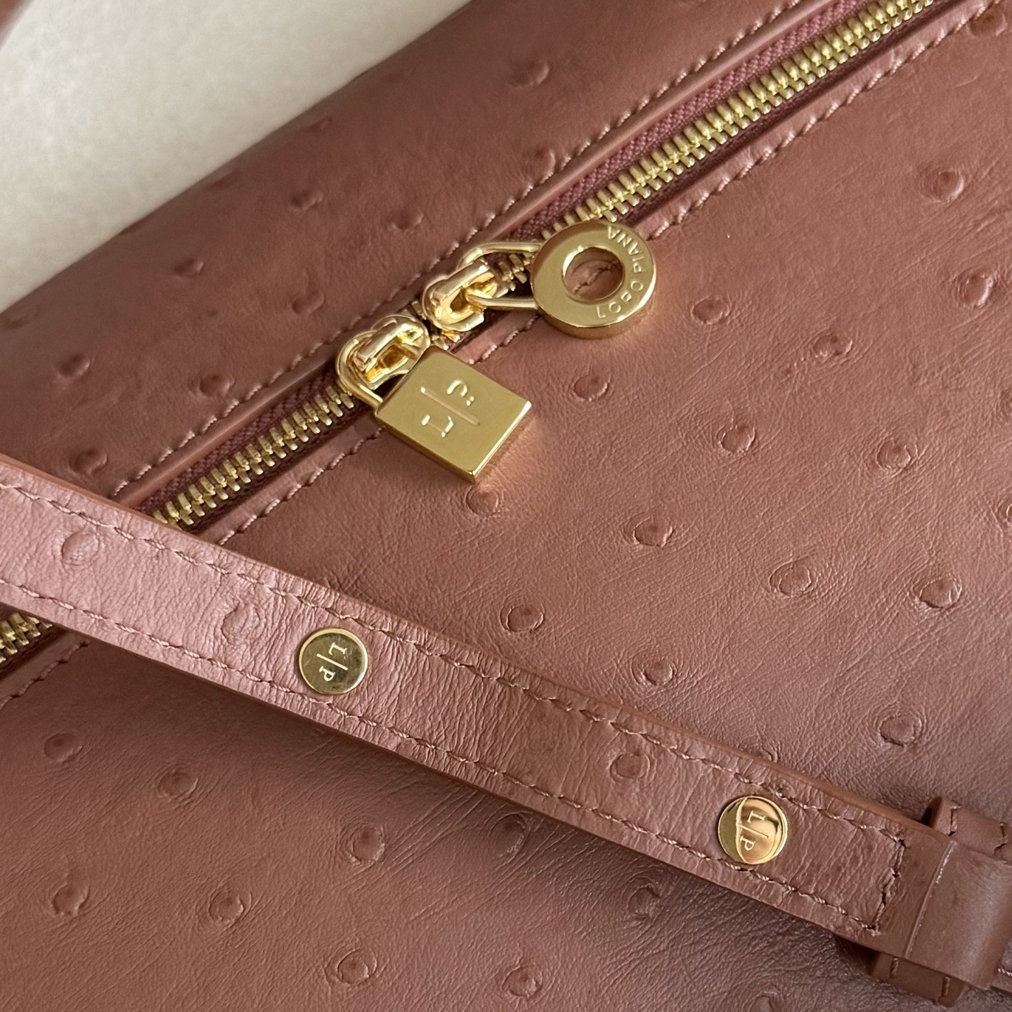 L**o p*ana extra pocket l27 ostrich-grained leather 16x27x10cm