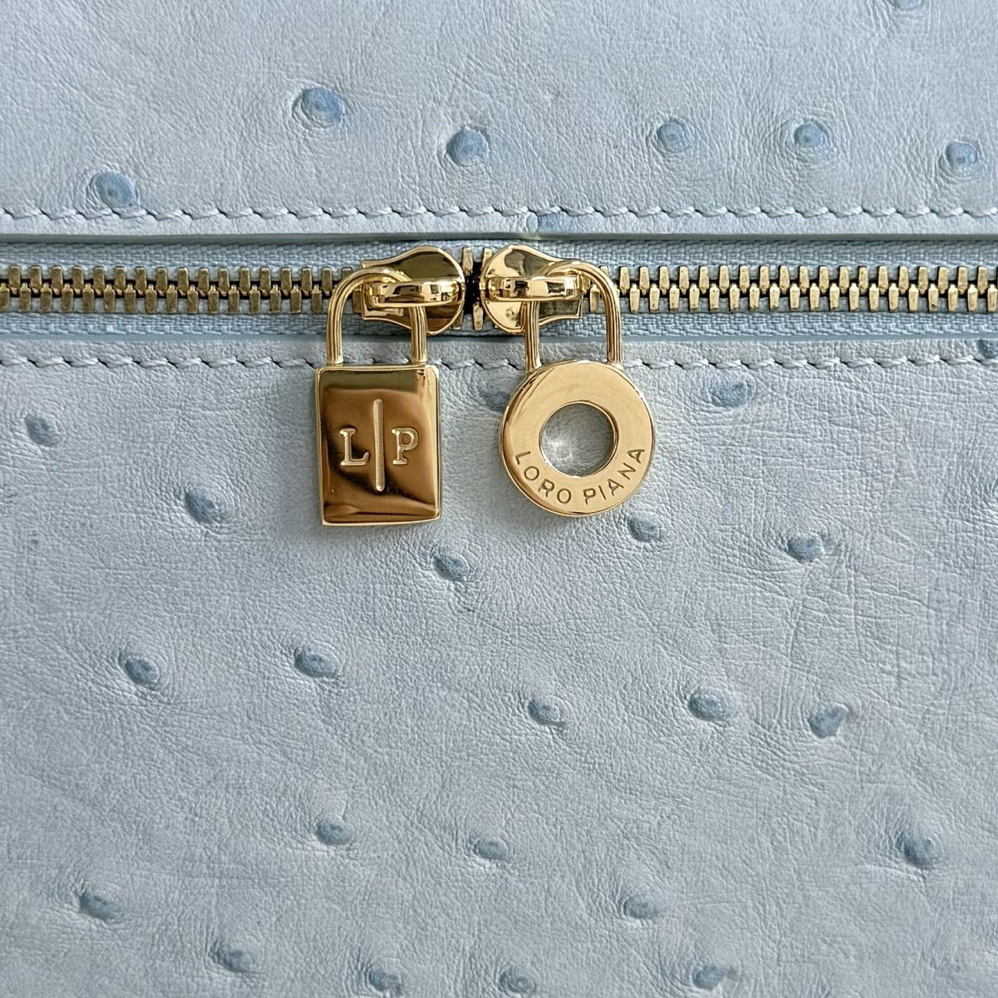 L**o p*ana extra pocket l27 ostrich-grained leather 16x27x10cm